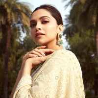 Deepika Padukone diduga tertular dari keluarganya. Pada April 2021 dia dan suaminya aktor Ranveer Singh tampak berada di bandara Mumbai untuk terbang ke Bangalore, di mana keluarga Deepika berada. Foto: Dok. www.deepikapadukone.com