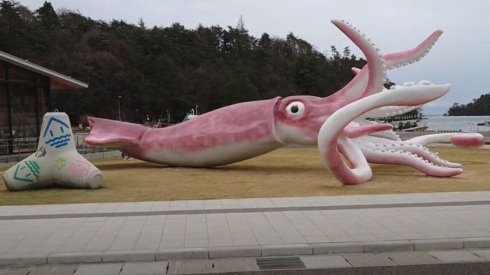 Di Jepang, Dana COVID-19 Dipakai untuk Membangun Patung Cumi-cumi