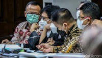 Atas dasar itu, Edhy Prabowo disebut jaksa melanggar Pasal 12 huruf a atau Pasal 11 UU RI Nomor 31 Tahun 1999 tentang Pemberantasan Tindak Pidana Korupsi sebagaimana diubah dengan UU RI Nomor 20 Tahun 2001 tentang Perubahan Atas UU RI Nomor 31 Tahun 1999 tentang Pemberantasan Tindak Pidana Korupsi jo Pasal 55 ayat 1 ke-1 KUHP jo Pasal 65 ayat 1 KUHP.