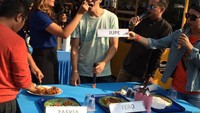 Saat masih menjadi host Inbox, sempat ada segmen lomba memasak. Ia pun pernah mengikuti lomba itu. Foto: Instagram @fero_walandouw