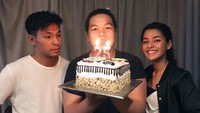 Kedekatan Fero Walandouw dan Susan Sameh juga pernah diabadikannya. Saat itu mereka sedang memberikan kue ulang tahun untuk rekannya. Foto: Instagram @fero_walandouw