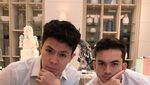 Pose Tampan Fero Walandaouw Saat Makan Sushi dan Pizza