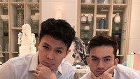 Fero menjalin pertemanan dekat dengan Rizky Nazar. Keduanya tampak akrab saat berpose di salah satu resto. Foto: Instagram @fero_walandouw