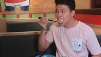 Pose tampan Fero juga terlihat saat sedang menikmati aneka sushi dari salah satu restoran. Tampan ya! Foto: Instagram @fero_walandouw