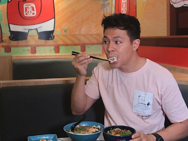 Pose Tampan Fero Walandaouw Saat Makan Sushi dan Pizza