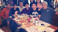 Bersama keluarganya, Fero terlihat menikmati beragam jenis pizza dari salah satu gerai. Ia dan keluarga tampak dekat dan harmonis. Foto: Instagram @fero_walandouw