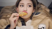 Hal ini ditunjukkan oleh Somi melalui sebuah unggahan yang menunjukkan dirinya sedang menikmati kue kering yang begitu lezat. Foto: Instagram@somsomi0309