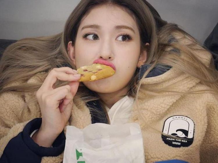Intip Pose Keren Jeon Somi eks IOI yang Hobi Ngemil