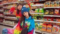 Somi yang juga dekat dengan sang adik perempuan seringkali membagikan kebersamaannya. Salah satunya saat pergi ke supermarket untuk membeli beberapa camilan. Foto: Instagram@somsomi0309