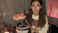 Makanan manis menjadi makanan yang sangat disukai Somi. Ia menunjukkannya melalui sebuah foto yang mengatakan ia tak sabar untuk makan kue ulang tahun dari pesta kejutan yang diterimanya. Foto: Instagram@somsomi0309