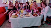 Pada saat perayaan debut IOI, terlihat juga meja yang dipenuhi dengan setumpuk makanan dan Somi yang tak sabar untuk menghabiskan semua makanan yang disajikan. Foto: Instagram@somsomi0309