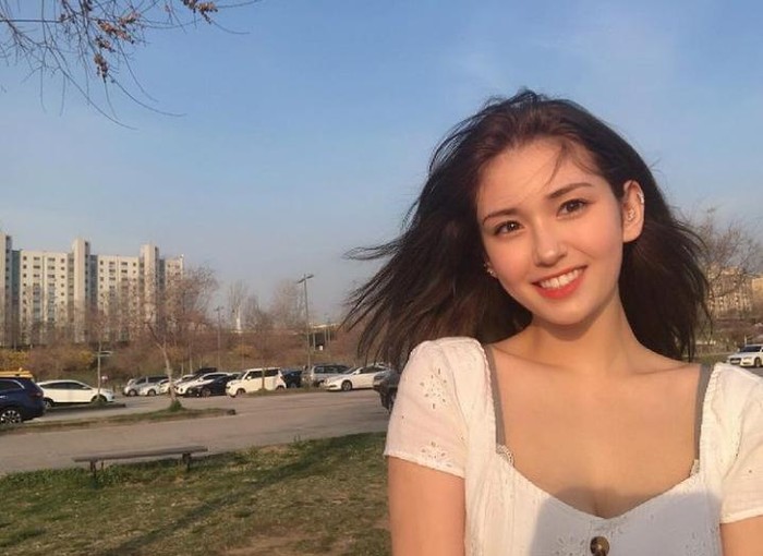 Galeri Jeon Somi Intip Pose Keren Jeon Somi eks IOI yang Hobi Ngemil