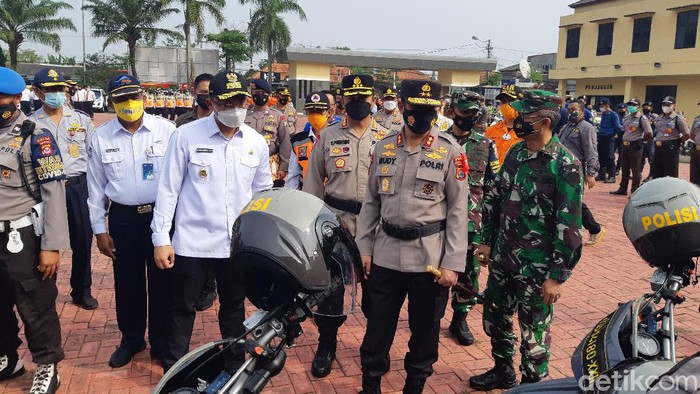 Kapolda Banten Irjen Rudy Heriyanto saat mengecek pasukan di Mapolda Banten.