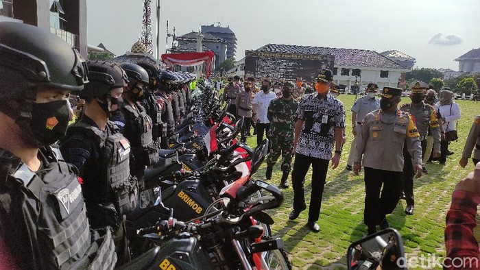 Gubernur Jateng Ganjar Pranowo mengecek tim pengamanan mudik Lebaran 2021 di Polda Jateng, Rabu (5/5/2021).