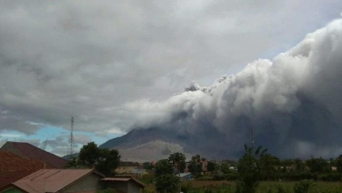 Gunung Sinabung di Kabupaten Karo, Sumatera Utara, erupsi dan meluncurkan awan panas yang teramati dengan jarak 1.500 meter. (ANTARA/HO)