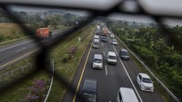 Sejumlah kendaraan memadati ruas Jalan Tol Palimanan-Kanci di Cirebon, Jawa Barat, Rabu (5/5/2021).