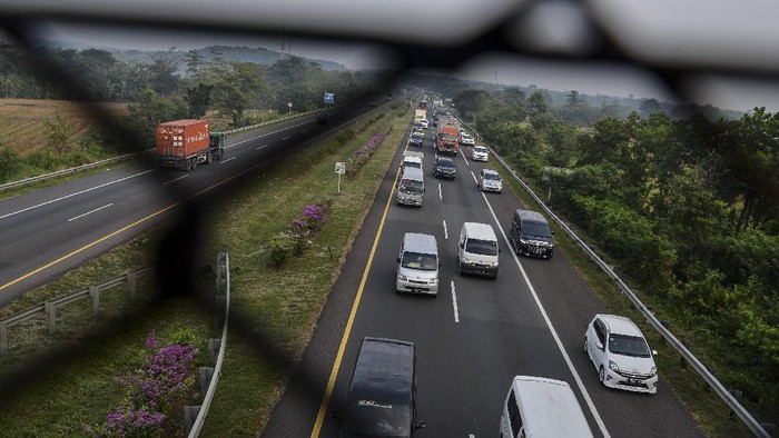 H-1 PENERAPAN LARANGAN MUDIK 2021 Sejumlah kendaraan memadati ruas Jalan Tol Palimanan-Kanci di Cirebon, Jawa Barat, Rabu (5/5/2021). PT. Jasa Marga memprediksi pada Rabu (5/5) atau H-1 penerapan larangan mudik 2021 akan ada lebih dari 130 ribu kendaraan yang meninggalkan Jabodetabek. ANTARA FOTO/Hafidz Mubarak A/foc.