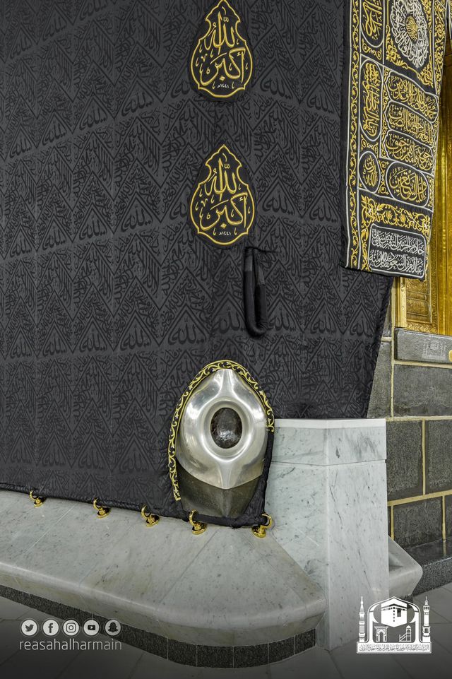 Hajar Aswad berwarna hitam kecil-kecil. (Dok: Twitter/@ReasahAlharmain)