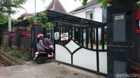 Suasana lingkungan asrama COVID-19 di komplek kantor Badan Kepegawaian Daerah (BKD) di jalan Brigjen Soetran Trenggalek.