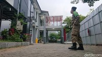 Tampak petugas Satpol PP berjaga di lingkungan asrama.