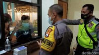 Para pekerja migran mendapat penjelasan dari pihak kepolisian.