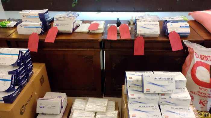 Ini Barang Bukti Kasus Jual-Beli Alat Rapid Test Ilegal di Jateng Polisi bongkar praktik jual-beli alat rapid test ilegal di Jawa Tengah. Penjualan alat rapid test antigen ilegal itu beromzet hingga miliaran rupiah.