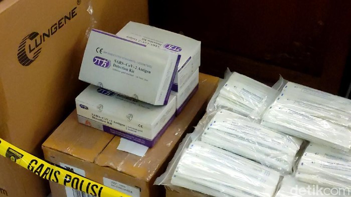 Ini Barang Bukti Kasus Jual-Beli Alat Rapid Test Ilegal di Jateng Polisi bongkar praktik jual-beli alat rapid test ilegal di Jawa Tengah. Penjualan alat rapid test antigen ilegal itu beromzet hingga miliaran rupiah.
