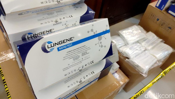 Ini Barang Bukti Kasus Jual-Beli Alat Rapid Test Ilegal di Jateng Polisi bongkar praktik jual-beli alat rapid test ilegal di Jawa Tengah. Penjualan alat rapid test antigen ilegal itu beromzet hingga miliaran rupiah.