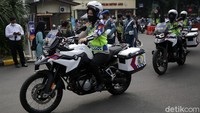 Pemerintah memberlakukan aturan larangan mudik pada 6-17 Mei 2021 untuk mencegah lonjakan COVID-19. Sejalan dengan pelarangan mudik tersebut, Polda Metro Jaya menggelar operasi terpusat Ketupat Jaya 2021.