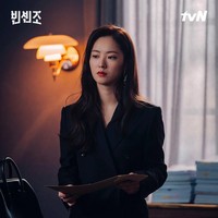 Saat ragu menentukan office look, kamu dapat memilih busana serba hitam seperti Jeon Yeo Bin. Ia kembali membiarkan rambutnya terurai dan mengenakan anting panjang yang memberikan kesan feminin. Foto: dok. tvN