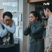 Jeon Yeo Bin kembali mengenakan gaun panjang yang selintas menyerupai coat. Untuk memperlihatkan detail bajunya, ia memilih untuk mengikat rambut. Tampilannya dalam gaun abu-abu semakin stylish dengan tambahan ikat pinggang. Foto: dok. tvN