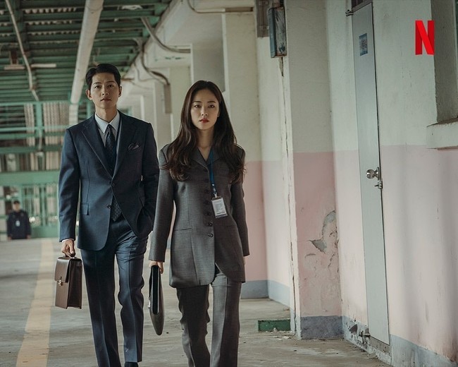 Song Jong Ki dan Jeon Yeo Bin terlihat serasi saat mendatangi penjara. Tampilan eks pengacara Woosang Law Firm itu dapat pula dijadikan inspirasi. Ia mengenakan setelan abu-abu dengan jas yang memiliki banyak kancing. Foto: dok. tvN