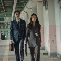 Song Jong Ki dan Jeon Yeo Bin terlihat serasi saat mendatangi penjara. Tampilan eks pengacara Woosang Law Firm itu dapat pula dijadikan inspirasi. Ia mengenakan setelan abu-abu dengan jas yang memiliki banyak kancing. Foto: dok. tvN