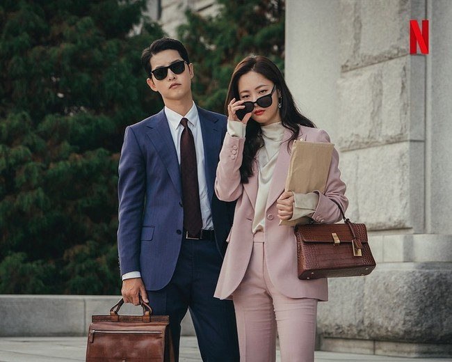 Sebagai pengacara, Hong Cha Young (pemain Jeon Yeo Bin) kerap mengenakan setelan rapi saat menghadiri sidang. Setelan berwarna pink itu dipadukannya dengan atasan putih lengan panjang. Tas berwarna coklat pun mempermanis penampilan. Foto: dok. tvN