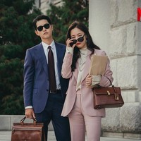 Sebagai pengacara, Hong Cha Young (pemain Jeon Yeo Bin) kerap mengenakan setelan rapi saat menghadiri sidang. Setelan berwarna pink itu dipadukannya dengan atasan putih lengan panjang. Tas berwarna coklat pun mempermanis penampilan. Foto: dok. tvN