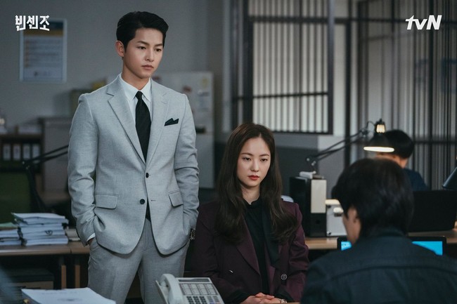 Jeon Yeo Bin berani tampil beda dengan warna berbeda selain monokrom. Sebagai contoh office look, kamu dapat memadukan setelan berwarna magenta yang terlihat serasi dengan atasan lengan panjang berwarna hitam. Foto: dok. tvN