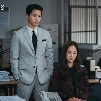 Jeon Yeo Bin berani tampil beda dengan warna berbeda selain monokrom. Sebagai contoh office look, kamu dapat memadukan setelan berwarna magenta yang terlihat serasi dengan atasan lengan panjang berwarna hitam. Foto: dok. tvN