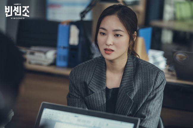 Setelan garis-garis kembali dikenakan Jeon Yeo Bin dalam sebuah adegan drama Korea Vincenzo. Kali ini, ia tak memadukannya dengan kemeja polos melainkan atasan lengan panjang berwarna hitam. Foto: dok. tvN