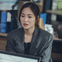 Setelan garis-garis kembali dikenakan Jeon Yeo Bin dalam sebuah adegan drama Korea Vincenzo. Kali ini, ia tak memadukannya dengan kemeja polos melainkan atasan lengan panjang berwarna hitam. Foto: dok. tvN