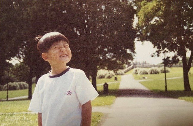 “Hari ini adalah hari anak,” tulis Jaehyun NCT lewat akun Lysn. Bintang Dear. M ini menghabiskan masa kecilnya di Connecticut hingga memiliki english name “Jay”. Foto: dok. Lysn NCT