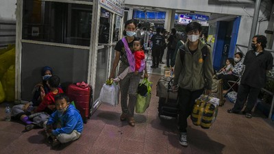 Jelang Larangan Mudik, Pelabuhan Merak Ramai Penumpang