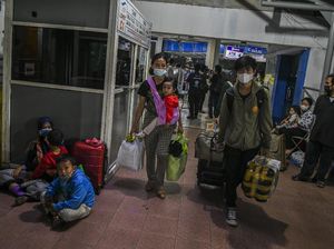 Jelang Larangan Mudik, Pelabuhan Merak Ramai Penumpang
