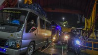 Kendaraan penumpang tujuan Sumatera memasuki kapal Roro di Pelabuhan Merak, Banten, Rabu (5/5/2021) dinihari.