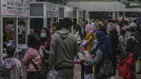 Sejumlah calon penumpang tujuan Sumatera antre untuk menjalani tes deteksi COVID-19 dengan metode GeNose C19 di Pelabuhan Merak, Banten, Rabu (5/5/2021) dinihari.