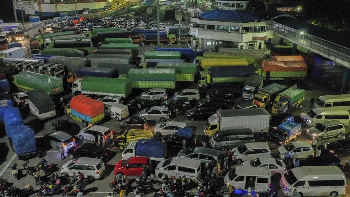Foto udara kendaraan pemudik tujuan Sumatera antre memasuki kapal Roro di Pelabuhan Merak, Banten, Rabu (5/5/2019) dini hari. dinihari. Jelang larangan mudik pada 6 Mei 2021, Pelabuhan Merak mengoperasikan 29 kapal roro untuk melayani penyeberangan penumpang menuju Pelabuhan Bakauheni. ANTARA FOTO/Galih Pradipta/foc.