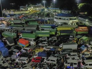 Jelang Larangan Mudik, Ratusan Kendaraan Menyebarang ke Sumatera