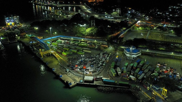 Foto udara kendaraan pemudik tujuan Sumatera antre memasuki kapal Roro di Pelabuhan Merak, Banten, Rabu (5/5/2019) dini hari. dinihari. Jelang larangan mudik pada 6 Mei 2021, Pelabuhan Merak mengoperasikan 29 kapal roro untuk melayani penyeberangan penumpang menuju Pelabuhan Bakauheni. ANTARA FOTO/Galih Pradipta/foc.
