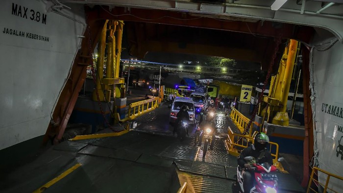 JELANG LARANGAN MUDIK DI PELABUHAN MERAK Kendaraan pemudik tujuan Sumatera mengantre untuk memasuki kapal Roro di Pelabuhan Merak, Banten, Rabu (5/5/2021) dinihari. Jelang larangan mudik pada 6 Mei 2021, Pelabuhan Merak mengoperasikan 29 kapal roro untuk melayani penyeberangan penumpang menuju Pelabuhan Bakauheni. ANTARA FOTO/Galih Pradipta/foc.