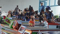 Penumpang kapal motor kayu menunggu kapal berangkat di Dermaga 16 Ilir Palembang, Sumatera Selatan.  