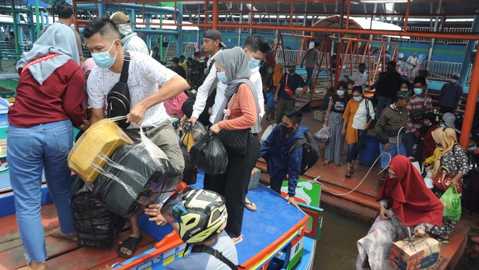 Sejumlah warga di Sumatera Selatan bersiap mudik menaiki kapal. Mereka memilih mudik lebih awal sebelum larangan mudik diberlakukan Kamis (6/5) besok.
